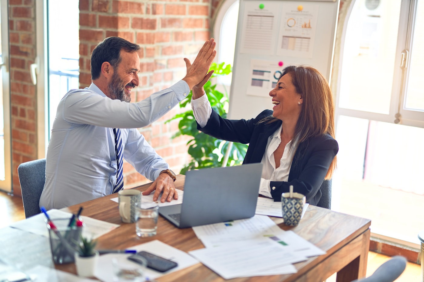 Professionelles Gespräch in einem hellen Büro